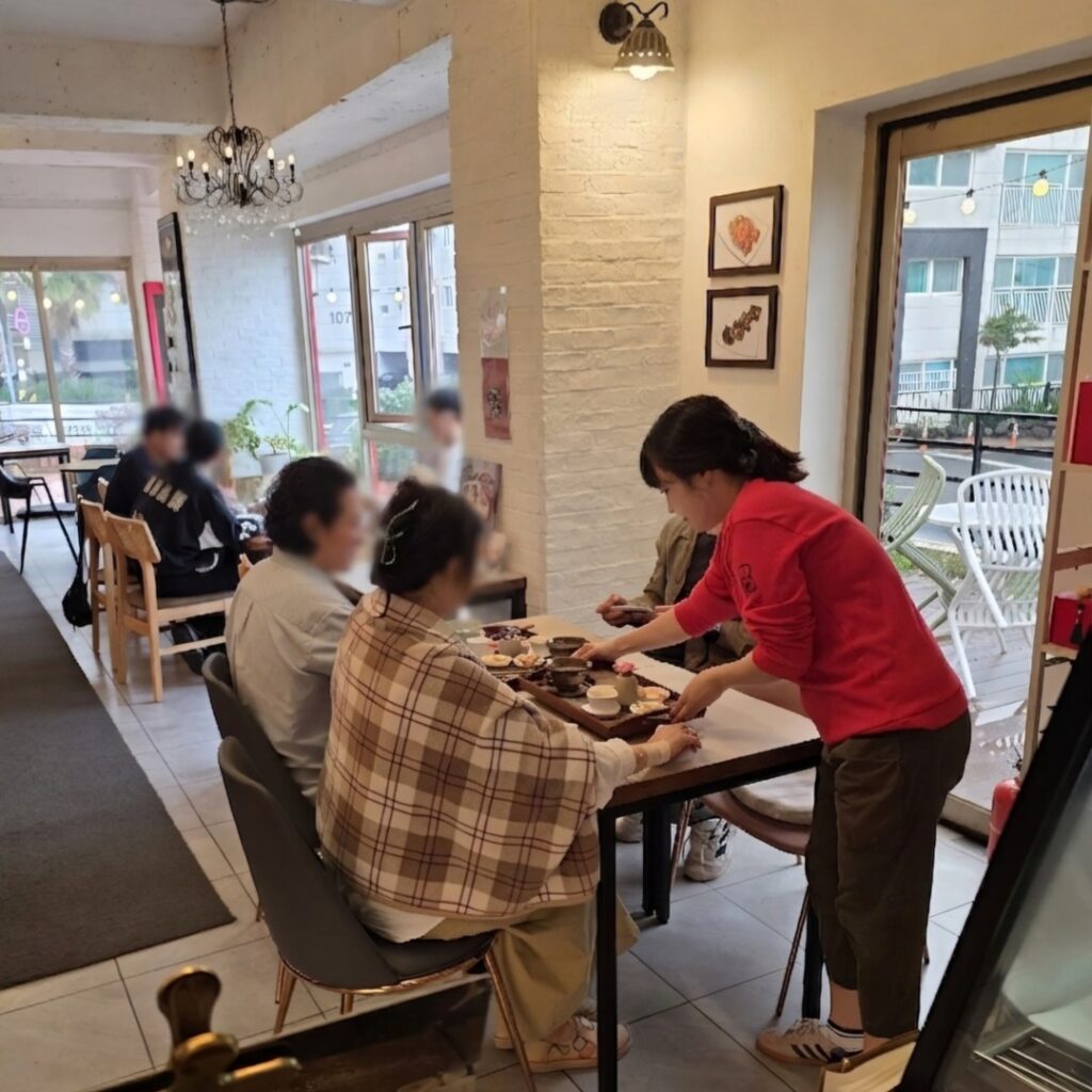 서귀포 전통찻집 '다린' 전민주 대표의 15시간 쌍화차 추출 과정과 제주 전통차 카페 운영 현장