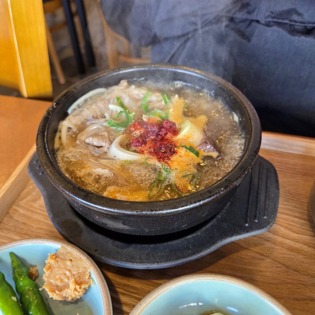 서귀포에 깔끔담백한 소고기 해장국으로 지인들의 강력 추천 되는 소담은해장국그늘집, 제주식당저널에 인터뷰 에세이가 포스팅 되었어요.