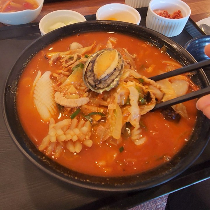 제주신화월드본점 봉유의 시그니처 메뉴인 전복 흑돼지 불짬뽕