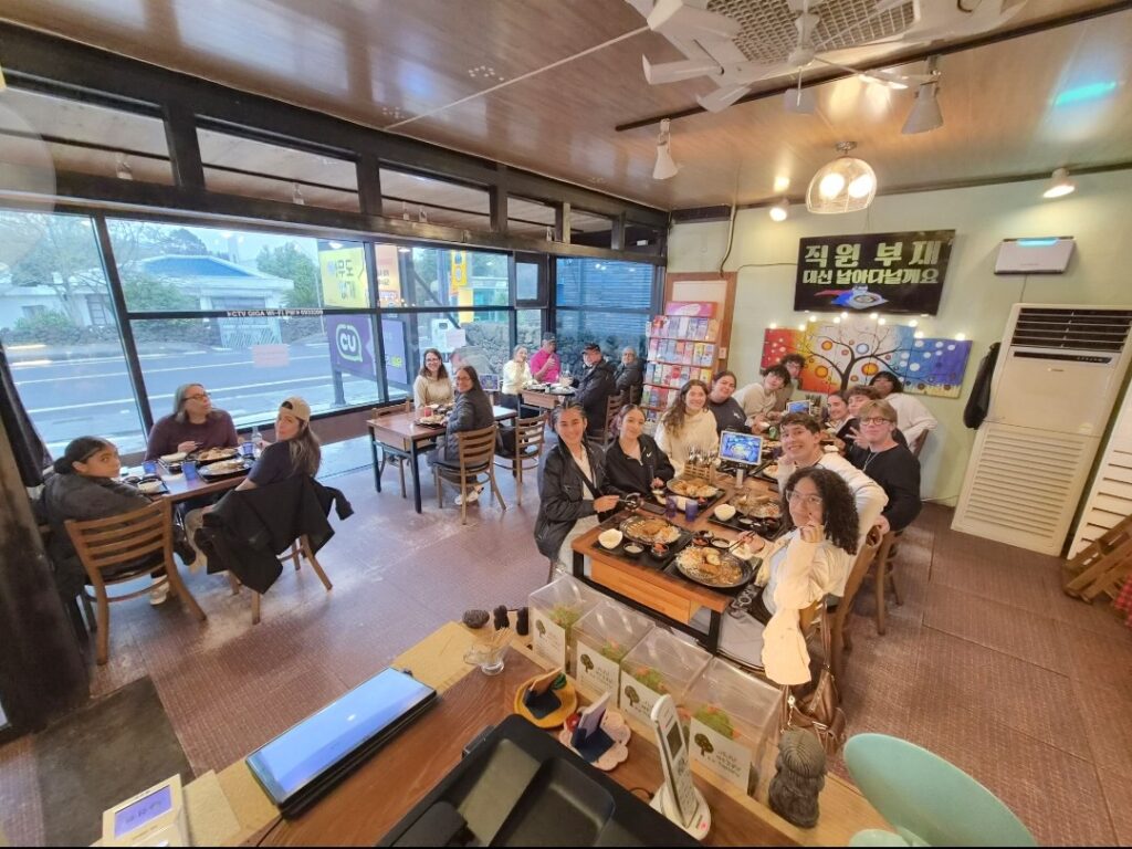제주신화월드본점 봉유에서 외국인 관광객들이 흑돼지 돈까스를 즐기는 모습